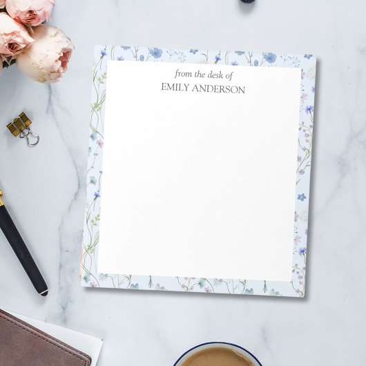 Blaues Lila Hübsches Wildblume Blumenmuster Notizblock