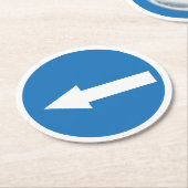 Blaues Links Pfeil-Straßenzeichen | Kundenspezifis Runder Pappuntersetzer (Angewinkelt)