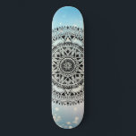 Blaues Mandala Geometrisches Abstraktes Muster Skateboard<br><div class="desc">Ein wunderschönes mandala symmetrisches geometrisches Muster auf einem blauen Buh-Shimmer-Hintergrund.</div>