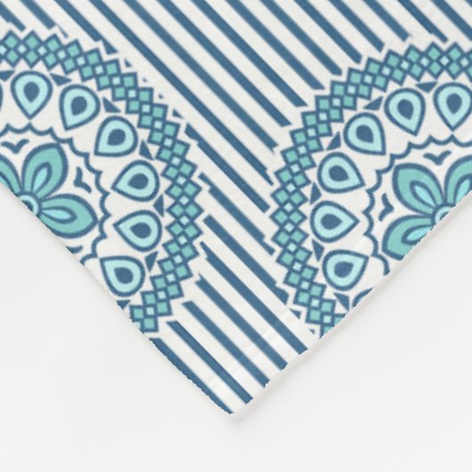 Blaues Mandala-Muster auf gestreiftem Hintergrund Fleecedecke (Ecke)