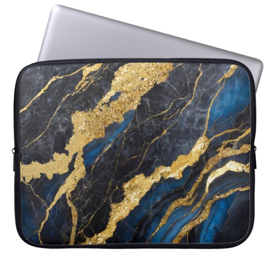 Blaues Marmormuster mit Gold Laptopschutzhülle (Vorderseite)