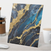 Blaues Marmormuster mit Gold Sockelschild (In Situ)