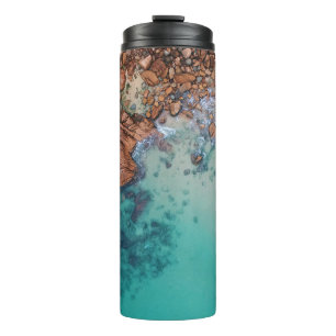 Blaues Meer und Felsen Thermosbecher