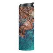 Blaues Meer und Felsen Thermosbecher (Nach links gedreht)