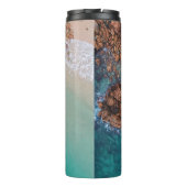 Blaues Meer und Felsen Thermosbecher (Rückseite)