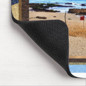 Blaues Meer und rote Flagge Mousepad (Ecke)