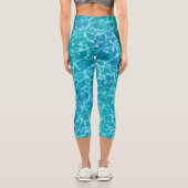 Blaues Meer Wasser mit Glitzern Capri Leggings (Rückseite)
