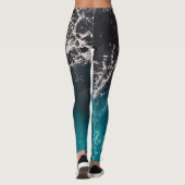 Blaues Meerwasser aus schwarzem Marmor Leggings (Rückseite)