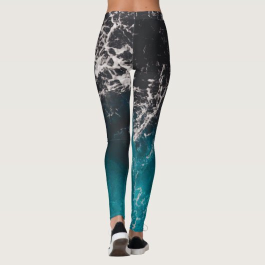 Blaues Meerwasser aus schwarzem Marmor Leggings (Rückseite)
