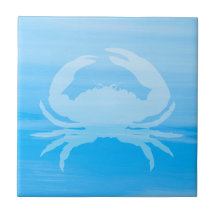 Blaues Meerwasser mit Krabbe