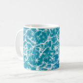 Blaues Meerwasser mit Schneeflocken Kaffeetasse (Vorderseite Links)