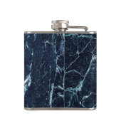 Blaues modernes Marmormuster Flachmann (Rückseite)