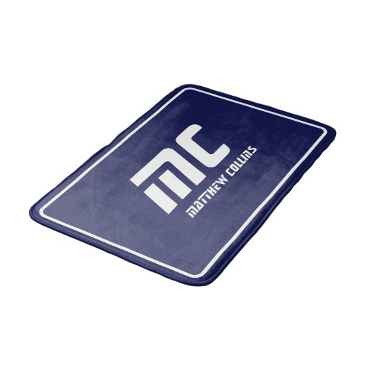 Blaues modernes Monogramm Sauberer minimaler Name Badematte (Schrägansicht)