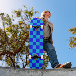Blaues monochromes Schachbrettmuster Skateboard