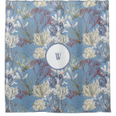 Blaues Monogramm unter den Meereskorallen Duschvorhang (Vorderseite)