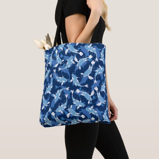 Blaues Muster - Koi Fish Tasche (Von Nahem)
