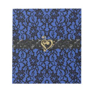 Blaues Notizbuch mit schwarzer Spitze und goldenem Notizblock
