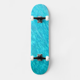 Blaues Oberflächenwasser des Roten Meeres Skateboard