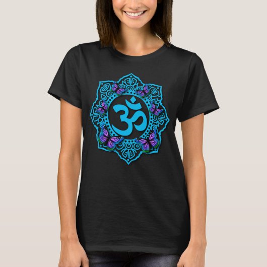 Blaues Ohr-Mandala-Design mit lila Schmetterlingen T-Shirt (Vorderseite)