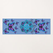 Blaues Ohr-Mandala-Design mit lila Schmetterlingen Yogamatte (Vorderseite (Horizontal))