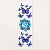 Blaues Ohr-Mandala-Design mit lila Schmetterlingen Yogamatte (Vorderseite)