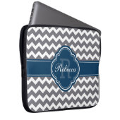 Blaues Quatrefolienmonogramm Graues Zickzack Muste Laptopschutzhülle (Vorne Rechts)