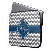 Blaues Quatrefolienmonogramm Graues Zickzack Muste Laptopschutzhülle (Vorderseite Links)