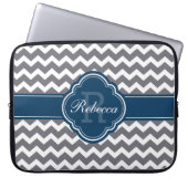 Blaues Quatrefolienmonogramm Graues Zickzack Muste Laptopschutzhülle (Vorderseite)