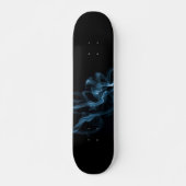Blaues Rauch auf Sleek Black Skateboard (Vorne)