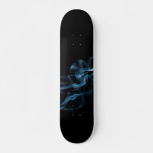Blaues Rauch auf Sleek Black Skateboard