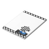 Blaues Rennfahrzeug mit Checkflagge Notizblock (Rotiert)