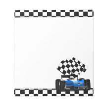 Blaues Rennfahrzeug mit Checkflagge