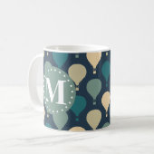 Blaues Retro-Heißluftballon-Muster Monogram Kaffeetasse (Vorderseite Links)