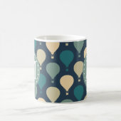 Blaues Retro-Heißluftballon-Muster Monogram Kaffeetasse (Mittel)