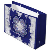 Blaues Rosass und Schneeflocken Große Geschenktüte (Vorderseite Schrägansicht)