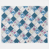 Blaues, rustikales Muster aus Stoffschrott Fleecedecke (Vorderseite (Horizontal))