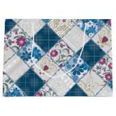 Blaues, rustikales Muster aus Stoffschrott Große Geschenktüte (Vorderseite)