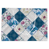 Blaues, rustikales Muster aus Stoffschrott Große Geschenktüte (Rückseite)