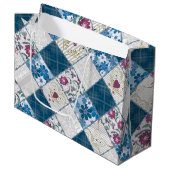 Blaues, rustikales Muster aus Stoffschrott Große Geschenktüte (Vorderseite Schrägansicht)