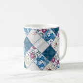 Blaues, rustikales Muster aus Stoffschrott Kaffeetasse (VorderseiteRechts)