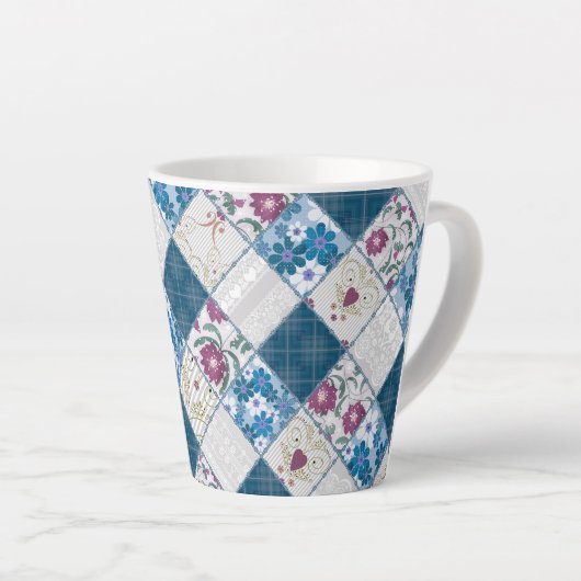 Blaues, rustikales Muster aus Stoffschrott Milchtasse (Rechte Ecke)
