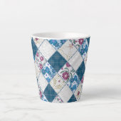 Blaues, rustikales Muster aus Stoffschrott Milchtasse (Vorderseite)