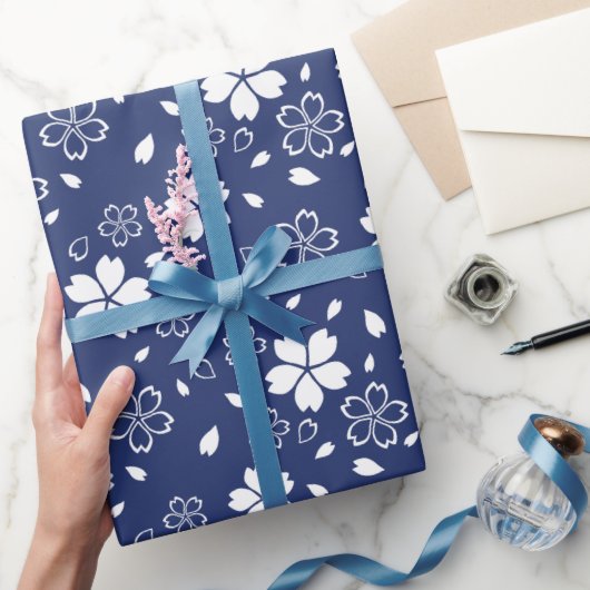 Blaues Sakura-Muster Geschenkpapier (Schenken)