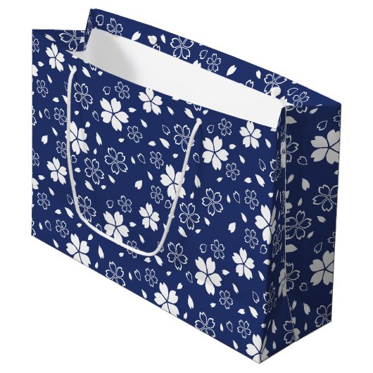 Blaues Sakura-Muster Große Geschenktüte (Vorderseite Schrägansicht)