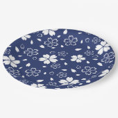 Blaues Sakura-Muster Pappteller (Schrägansicht)