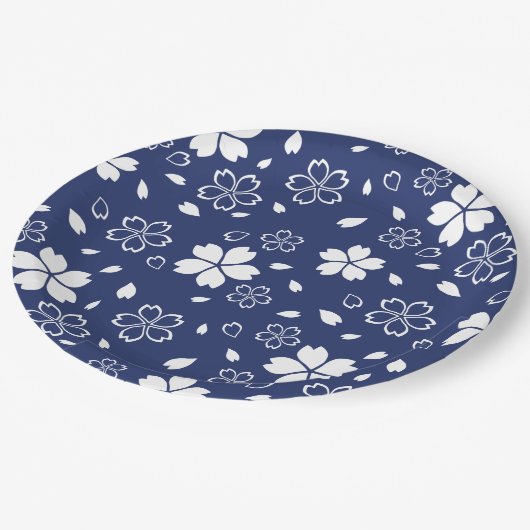 Blaues Sakura-Muster Pappteller (Schrägansicht)