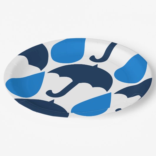 Blaues Schirm- und Raindrop-Muster Pappteller (Schrägansicht)