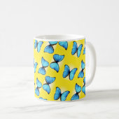 Blaues Schmetterlingsmuster auf gelb Kaffeetasse (VorderseiteRechts)