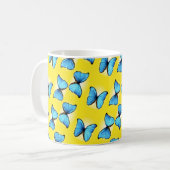 Blaues Schmetterlingsmuster auf gelb Kaffeetasse (Vorderseite Links)