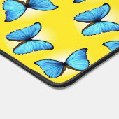 Blaues Schmetterlingsmuster auf gelb Schreibtischunterlage (Ecke)